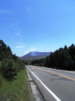煙をはく阿蘇の中岳火口