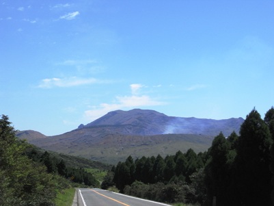 煙をはく阿蘇の中岳火口