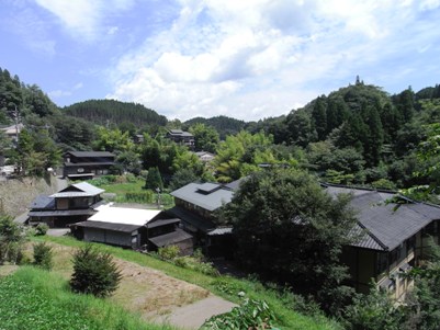 山間にちらばる黒川温泉の温泉宿